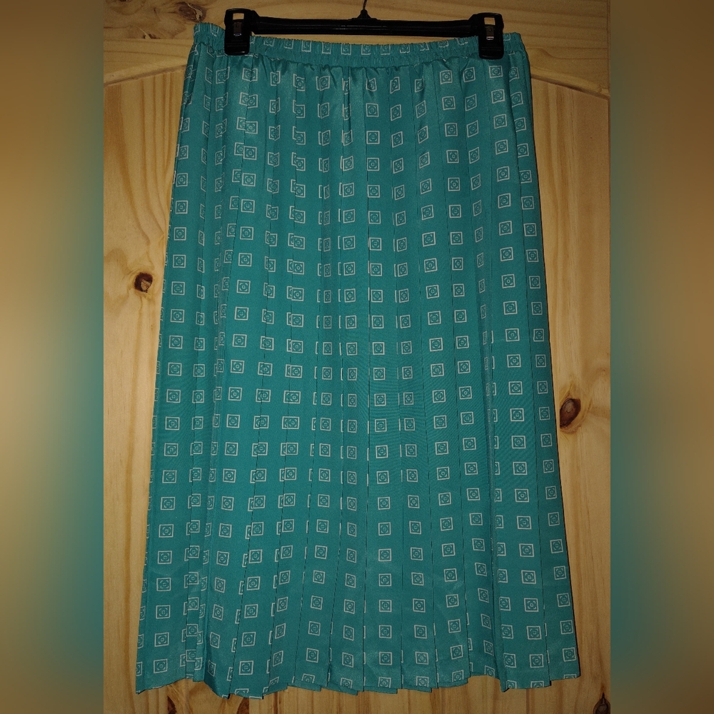 NWOT Leslie Fay Women's Size 8 Petite Pleated Teal Skirt with Geometric Print